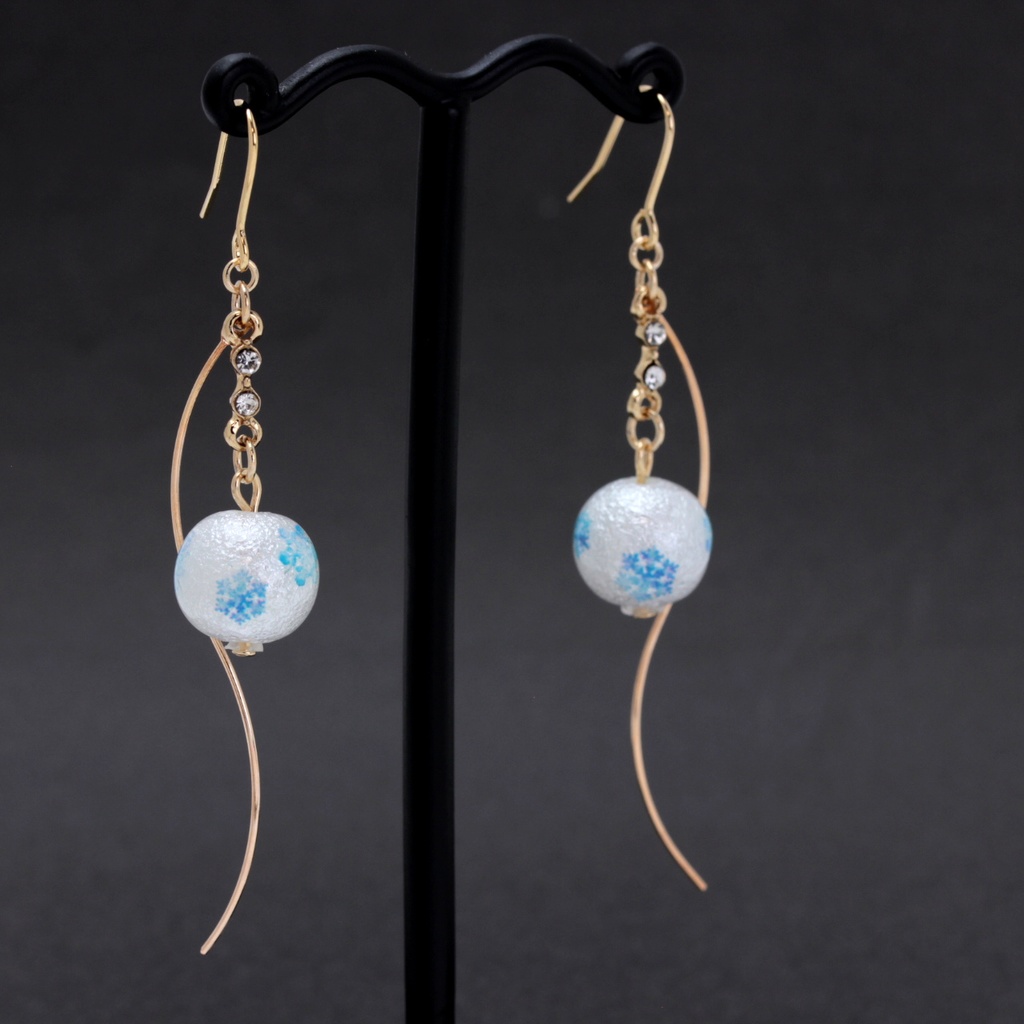 揺れる雪玉(1181) ピアス/イヤリング/ノンホールピアス/樹脂ピアス