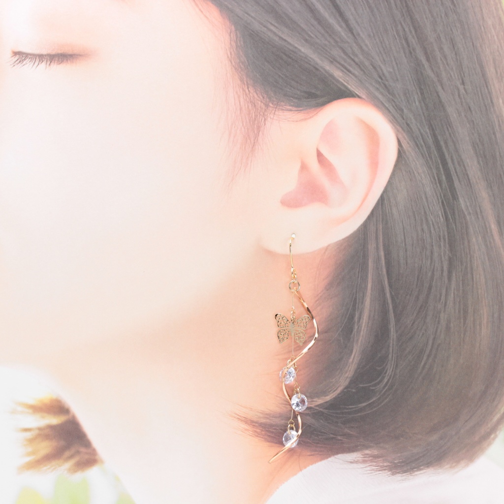 揺れる蝶々(1253) ピアス/イヤリング/ノンホールピアス/樹脂ピアス