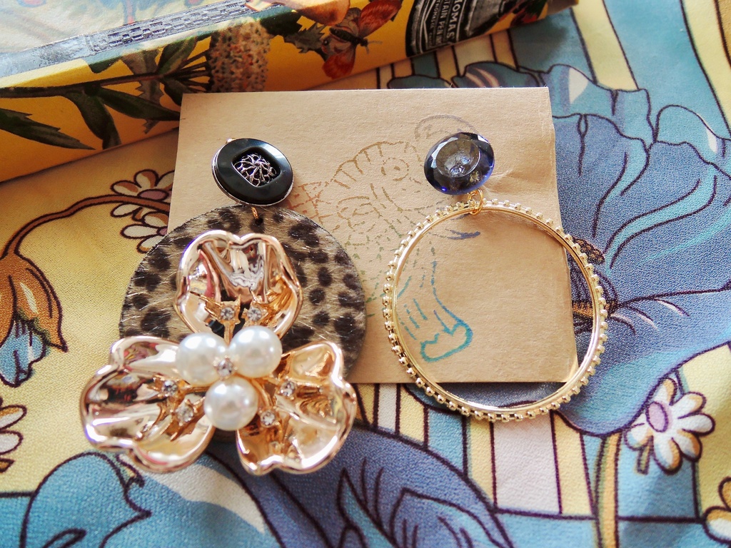 【typeA:001】ヴィンテージボタンのピアス〜お花とハラコ風モチーフでゴージャスに〜(アレルギー対応)