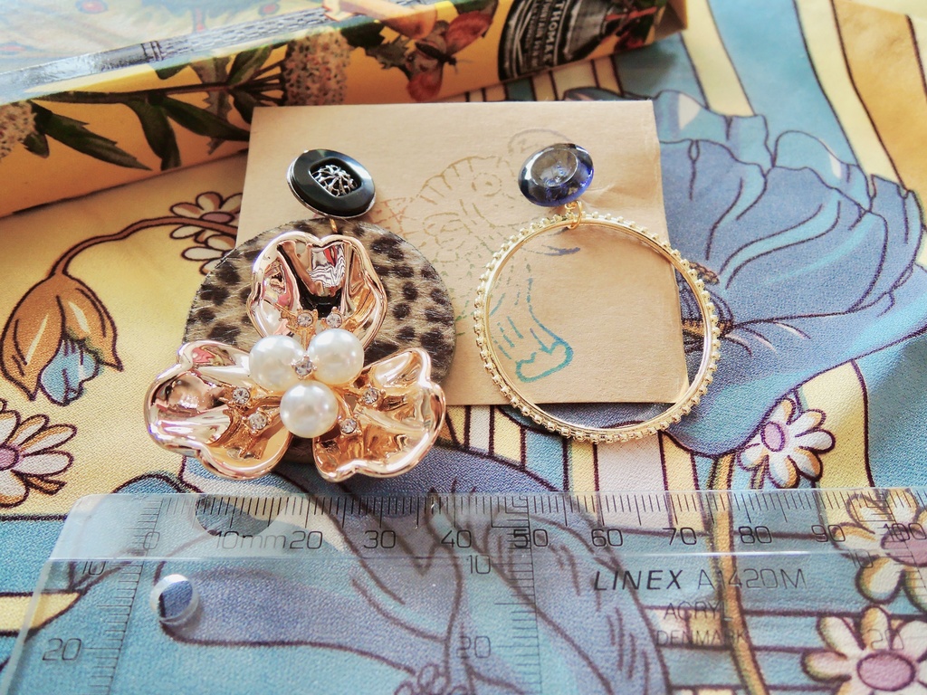 【typeA:001】ヴィンテージボタンのピアス〜お花とハラコ風モチーフでゴージャスに〜(アレルギー対応)