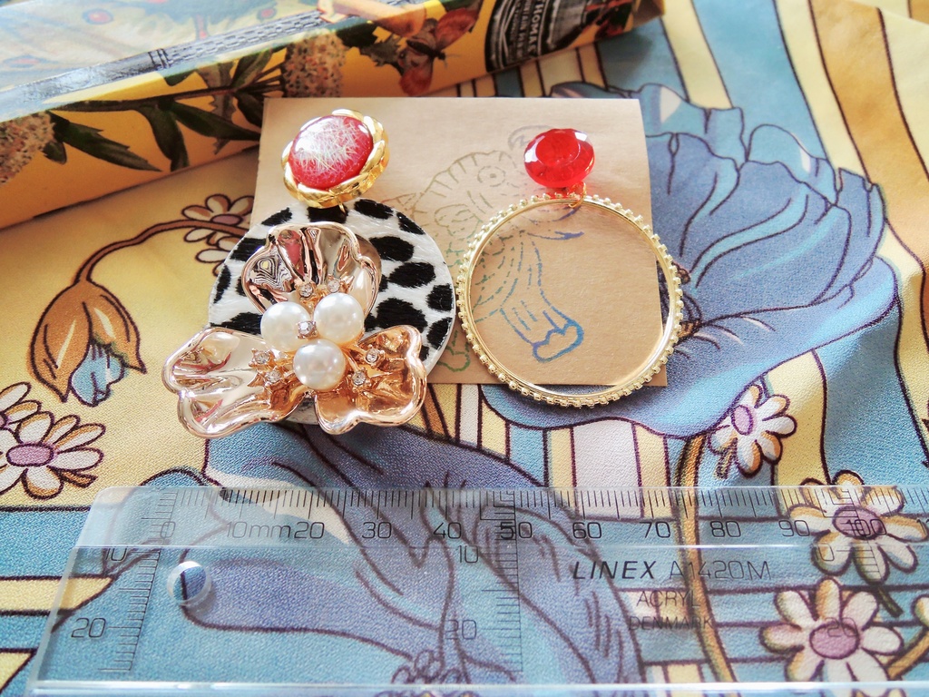 【typeA:002】ヴィンテージボタンのピアス〜お花とハラコ風モチーフでゴージャスに〜(アレルギー対応)