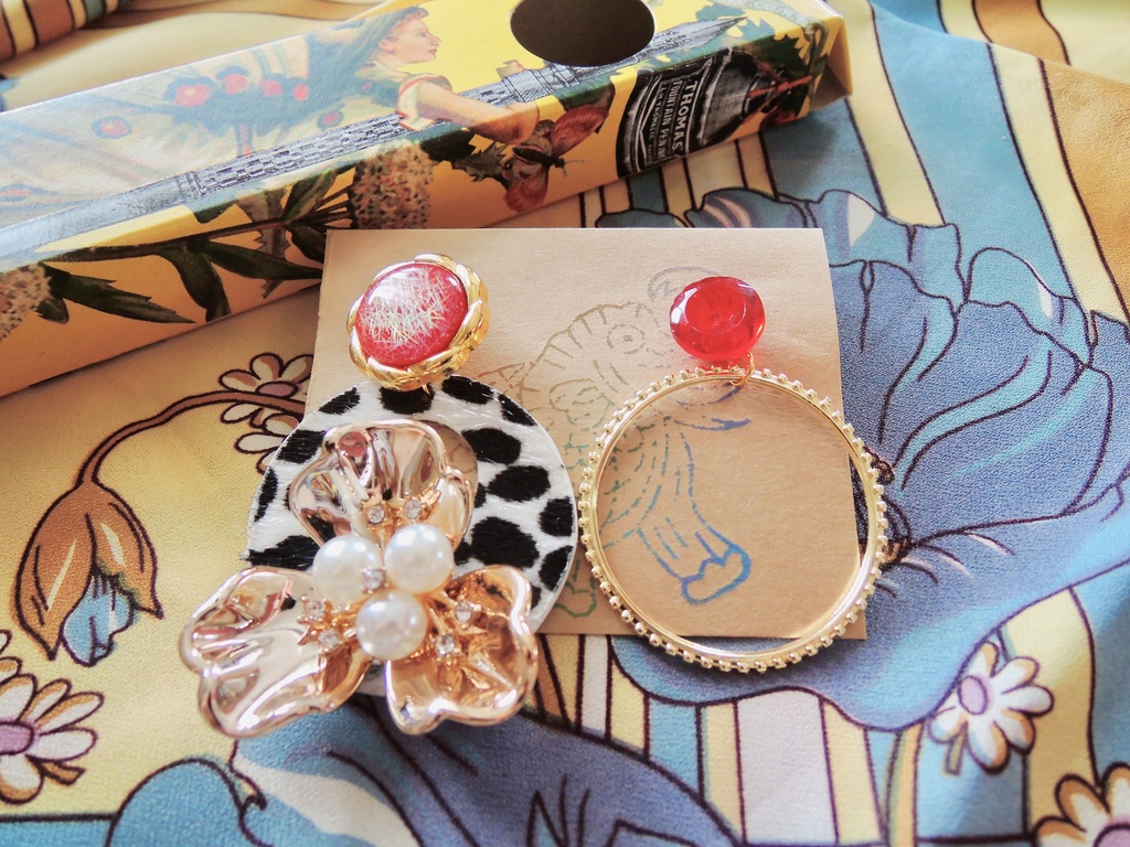 【typeA:002】ヴィンテージボタンのピアス〜お花とハラコ風モチーフでゴージャスに〜(アレルギー対応)