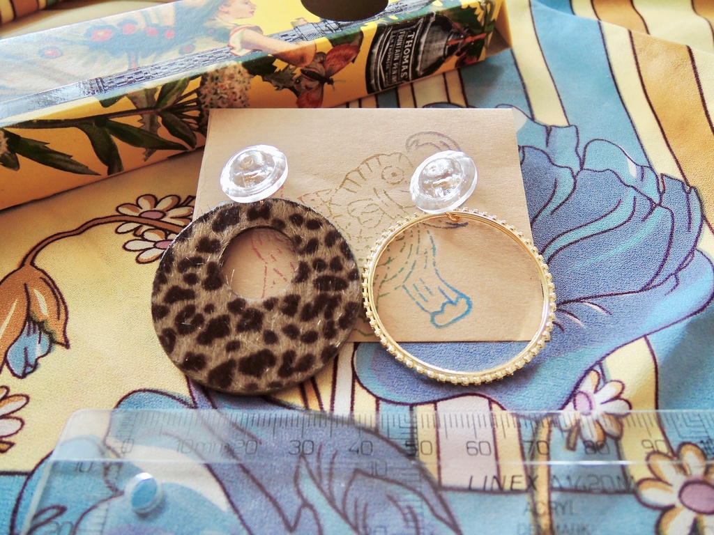 【typeB:001】ヴィンテージボタンのピアス〜クリアボタンのシンプルピアス〜(アレルギー対応)