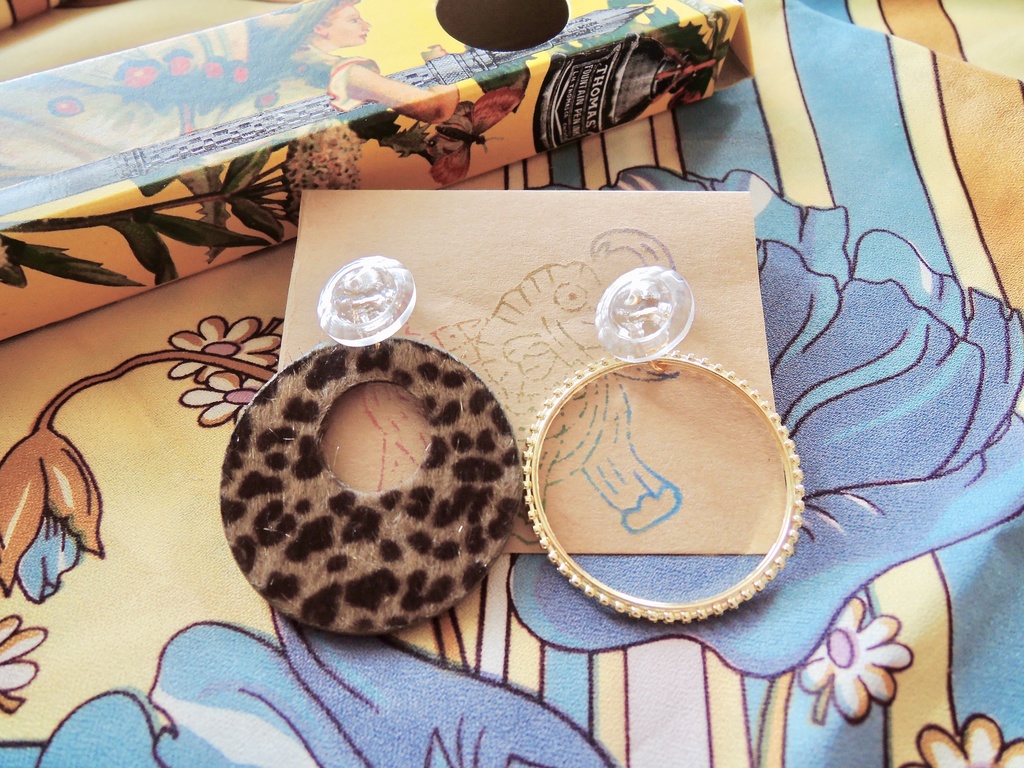 【typeB:001】ヴィンテージボタンのピアス〜クリアボタンのシンプルピアス〜(アレルギー対応)