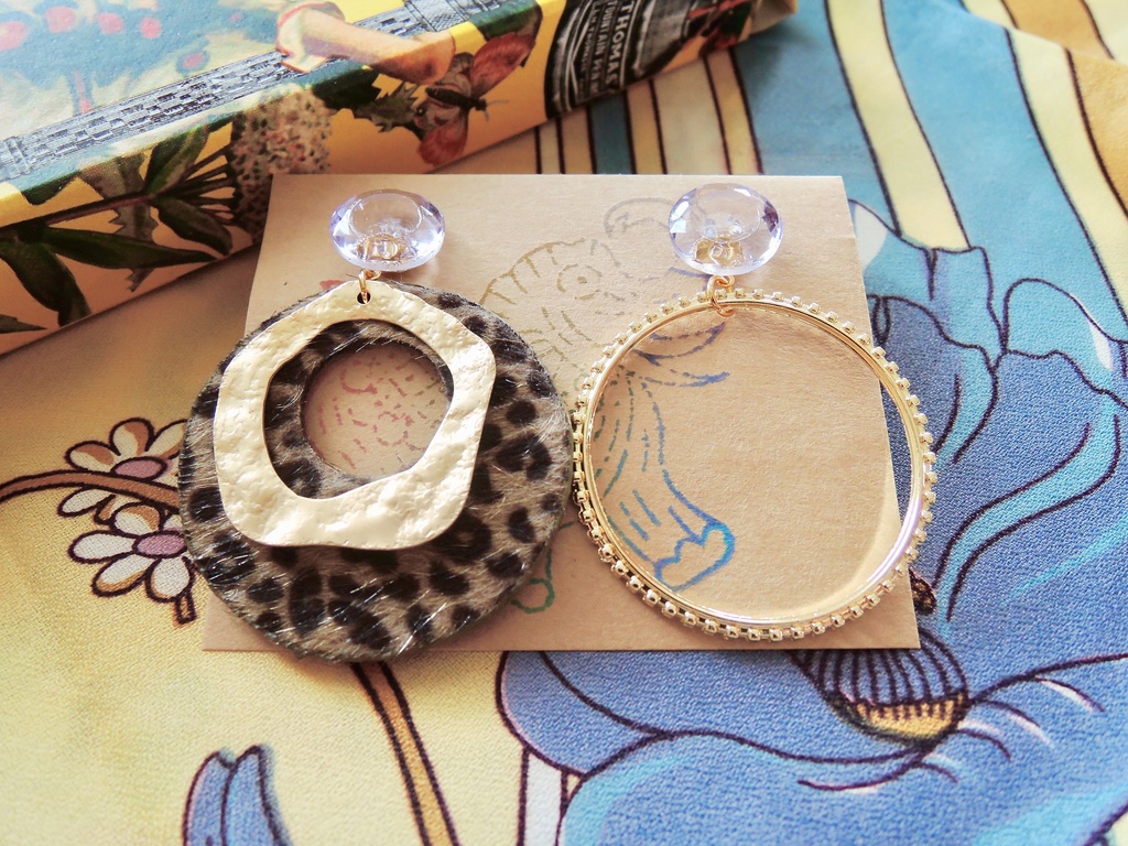 【typeC:001】ヴィンテージチェコガラスボタンのピアス〜ハラコ風&ゴールドモチーフで大人のきらめき〜(アレルギー対応)