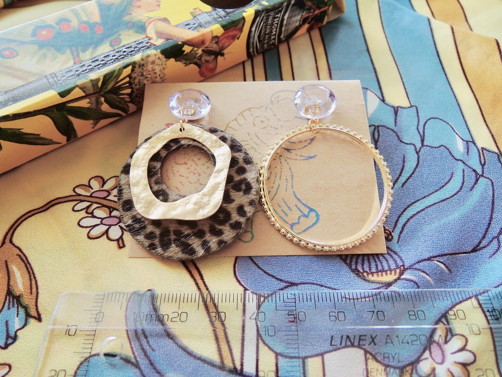 【typeC:001】ヴィンテージチェコガラスボタンのピアス〜ハラコ風&ゴールドモチーフで大人のきらめき〜(アレルギー対応)