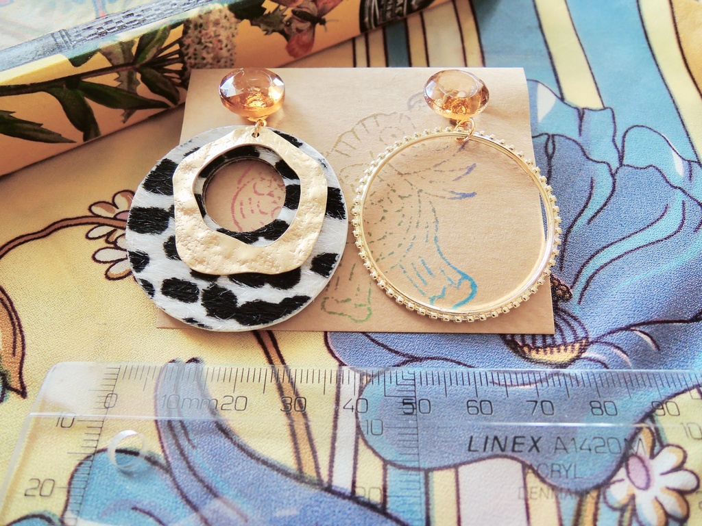 【typeC:002】ヴィンテージチェコガラスボタンのピアス〜ハラコ風&ゴールドモチーフで大人のきらめき〜(アレルギー対応)