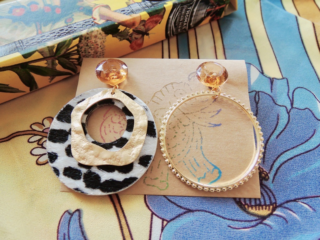 【typeC:002】ヴィンテージチェコガラスボタンのピアス〜ハラコ風&ゴールドモチーフで大人のきらめき〜(アレルギー対応)