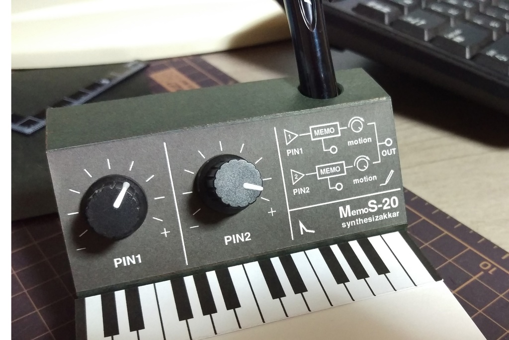 【メモ帳】MemoS-20 シンセサイザー型・ペンスタンドメモ・SKP付き
