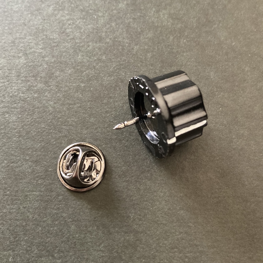 【ピンバッジ】 シンセツマミ型ピンバッジ・ クラシック SKB