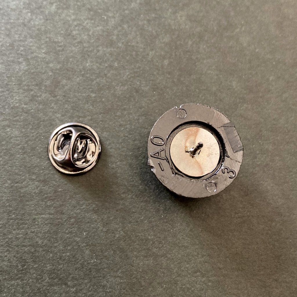 【ピンバッジ】 シンセツマミ型ピンバッジ・ クラシック SKB