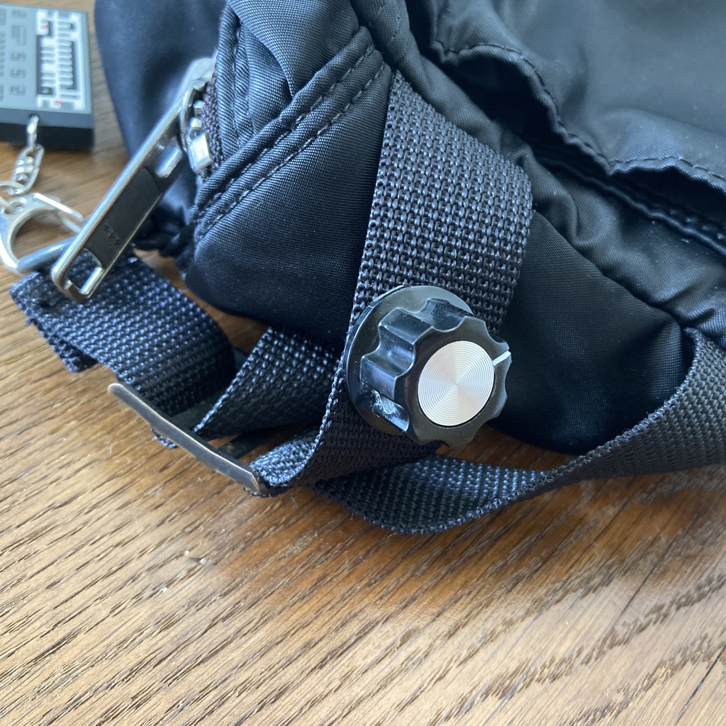 【ピンバッジ】 シンセツマミ型ピンバッジ・ クラシック大 SKB