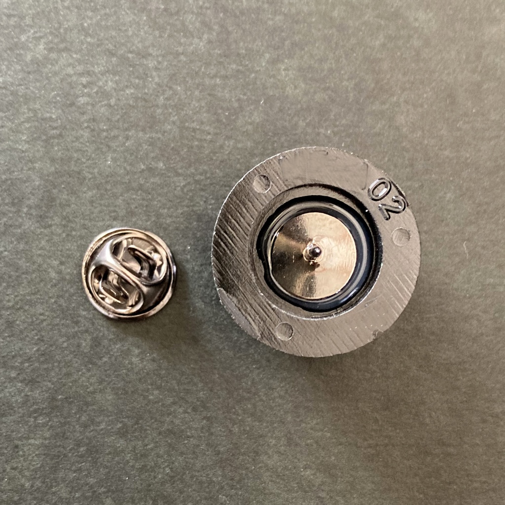 【ピンバッジ】 シンセツマミ型ピンバッジ・ クラシック大 SKB