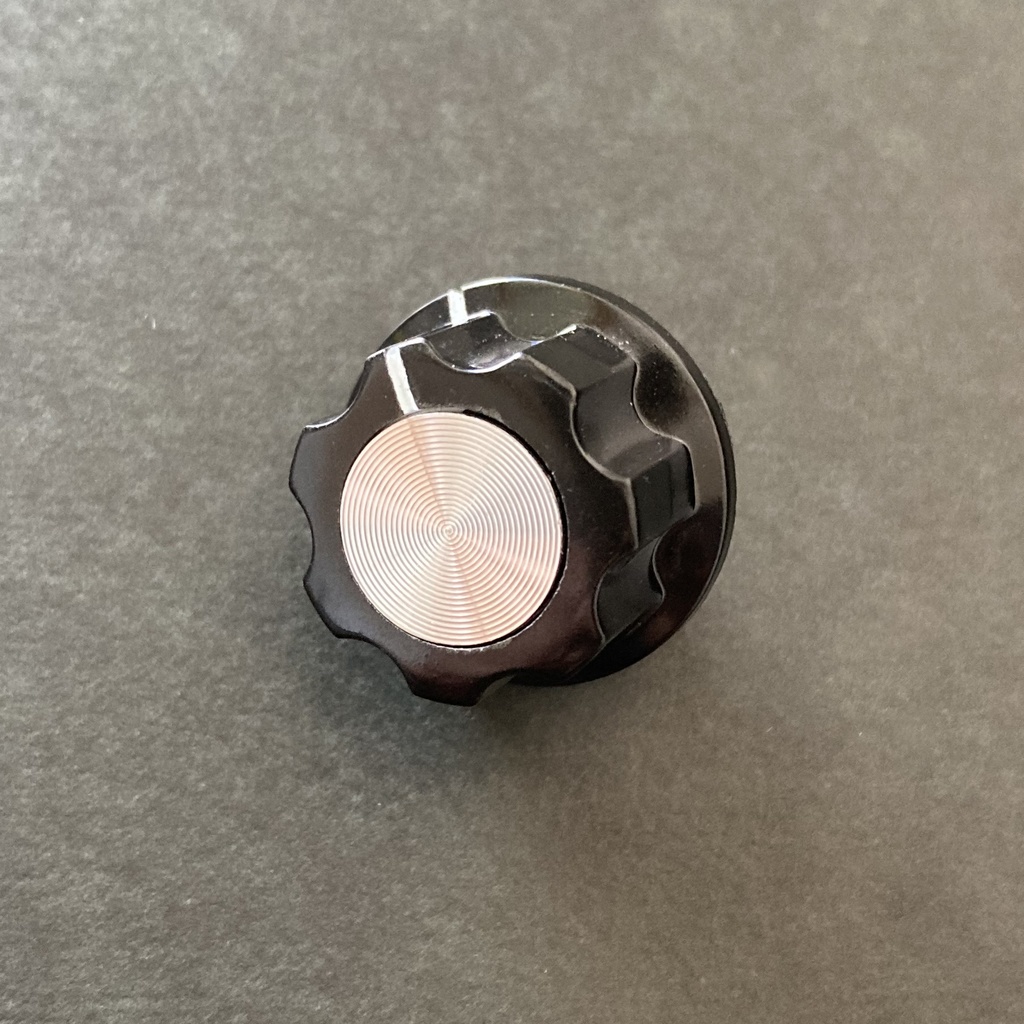 【ピンバッジ】 シンセツマミ型ピンバッジ・ クラシック大 SKB