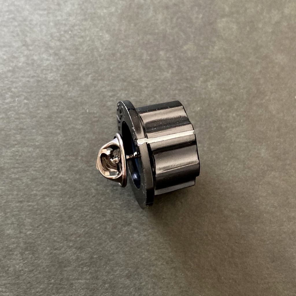 【ピンバッジ】 シンセツマミ型ピンバッジ・ クラシック大 SKB