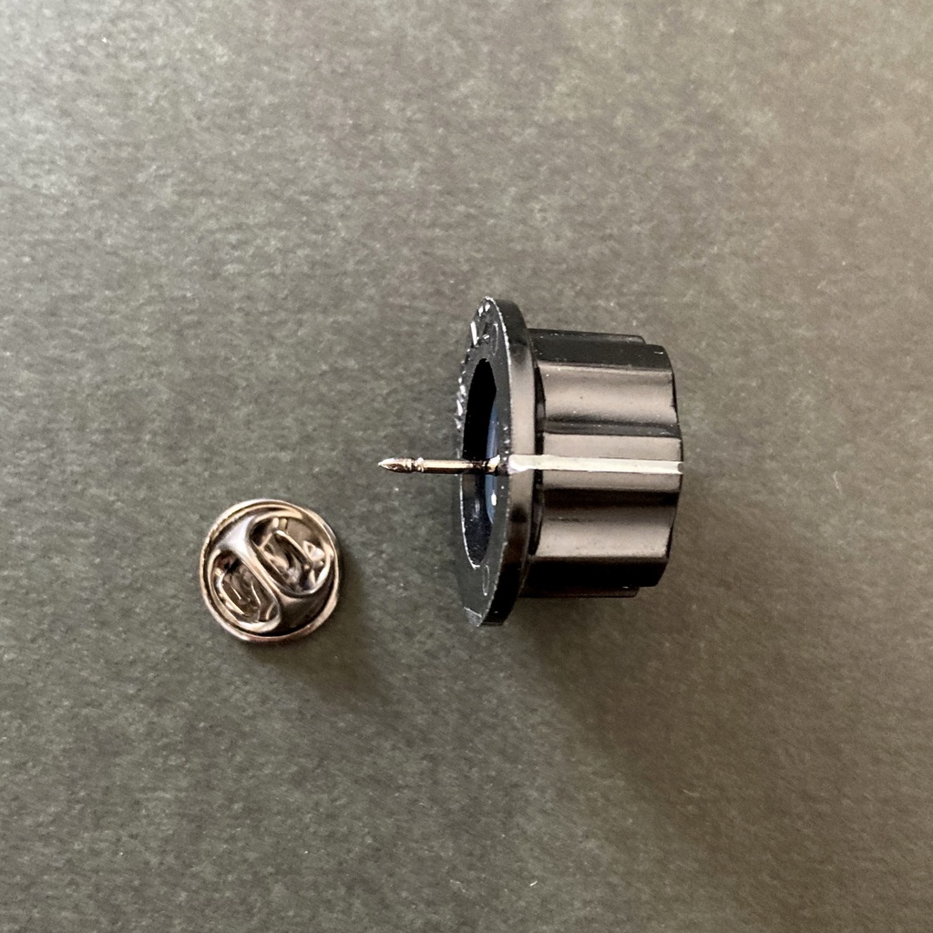 【ピンバッジ】 シンセツマミ型ピンバッジ・ クラシック大 SKB