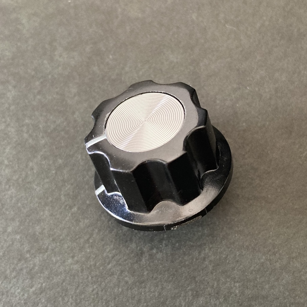 【ピンバッジ】 シンセツマミ型ピンバッジ・ クラシック大 SKB