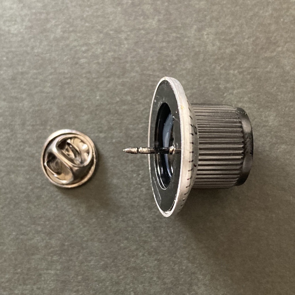 【ピンバッジ】ダイヤル型ツマミピンバッジ・ SKBダイヤル