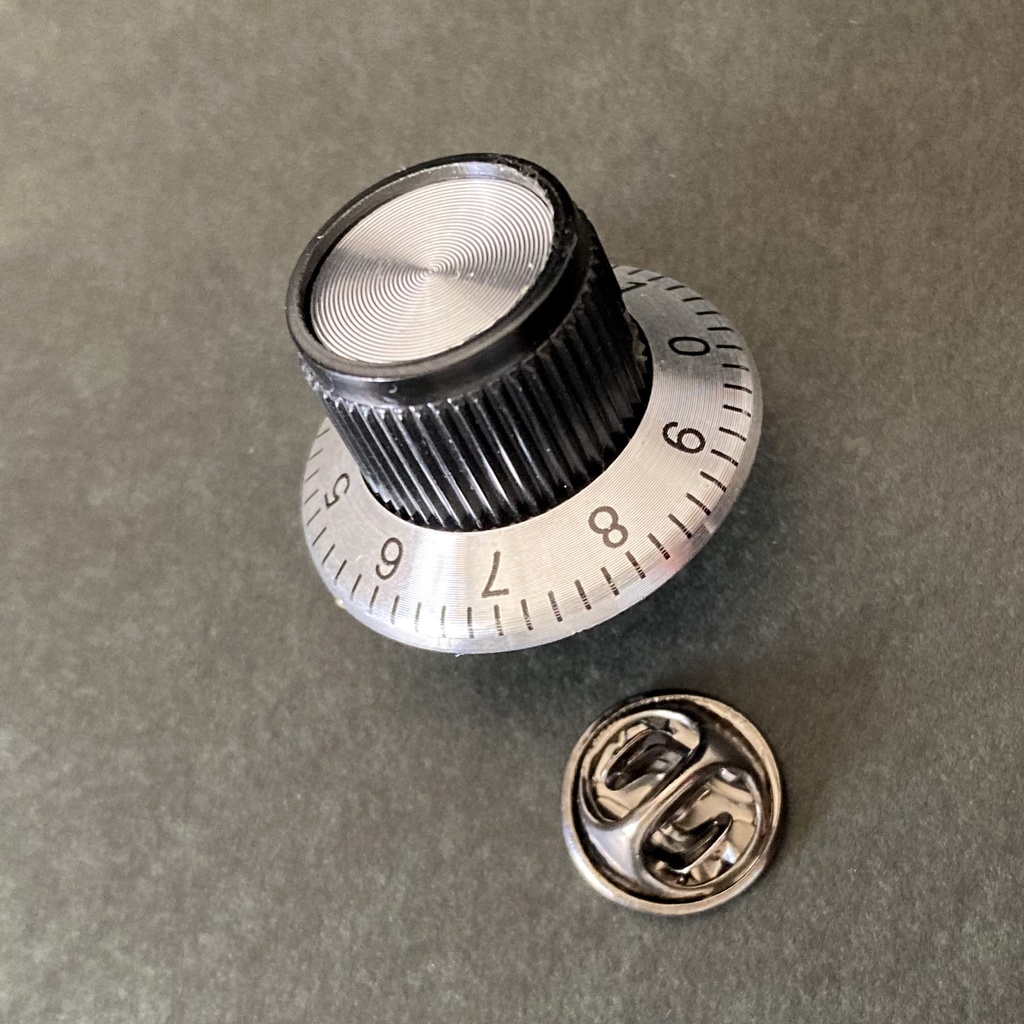 【ピンバッジ】ダイヤル型ツマミピンバッジ・ SKBダイヤル
