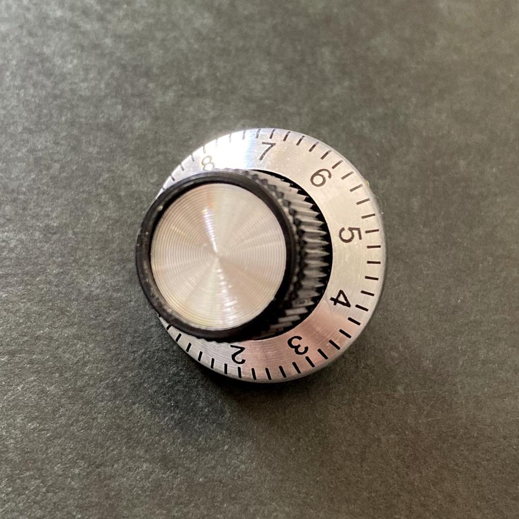 【ピンバッジ】ダイヤル型ツマミピンバッジ・ SKBダイヤル
