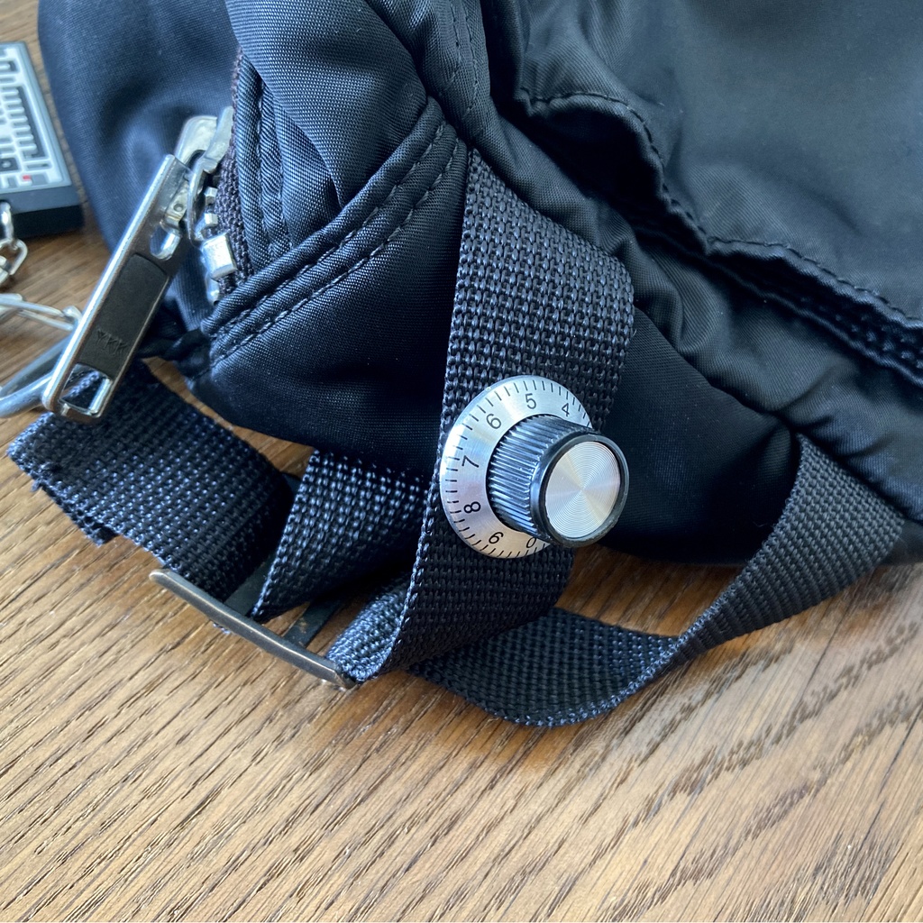 【ピンバッジ】ダイヤル型ツマミピンバッジ・ SKBダイヤル