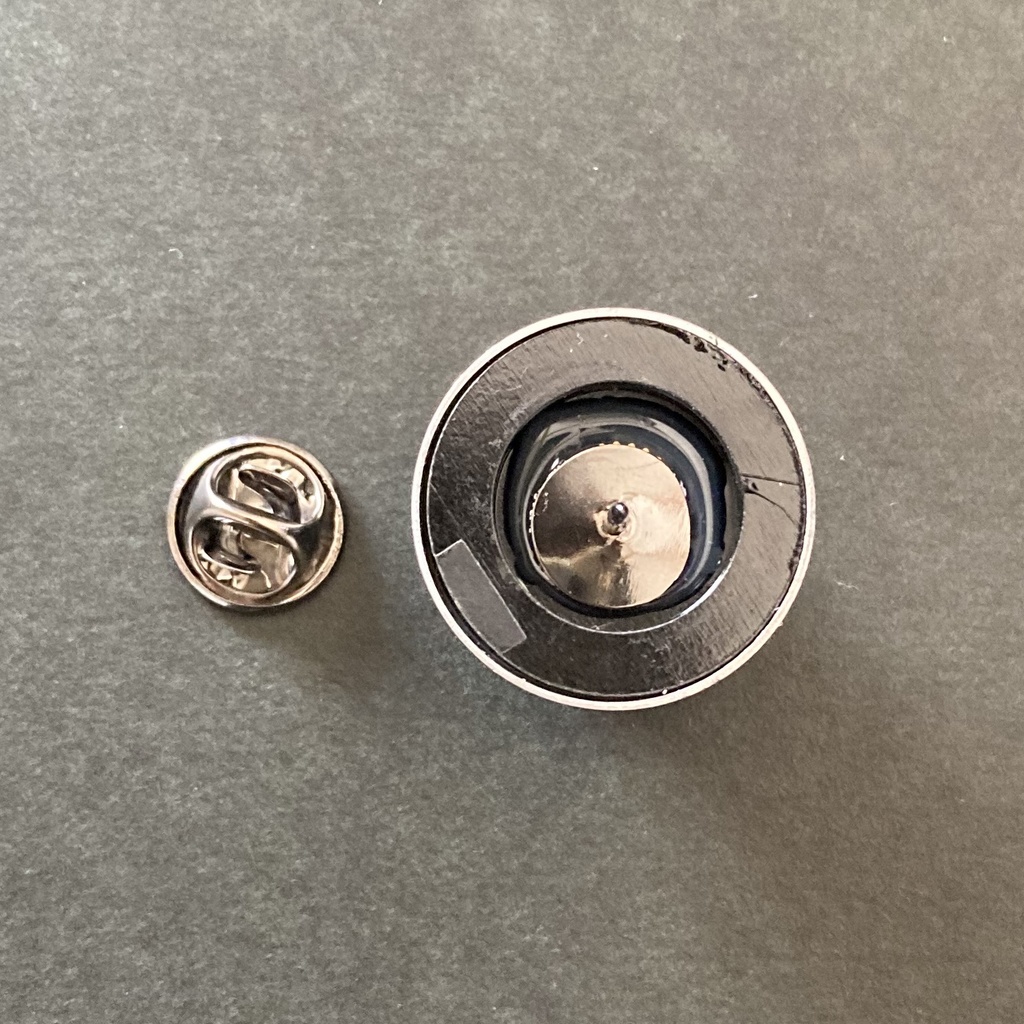 【ピンバッジ】ダイヤル型ツマミピンバッジ・ SKBダイヤル