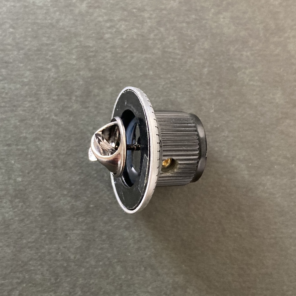 【ピンバッジ】ダイヤル型ツマミピンバッジ・ SKBダイヤル