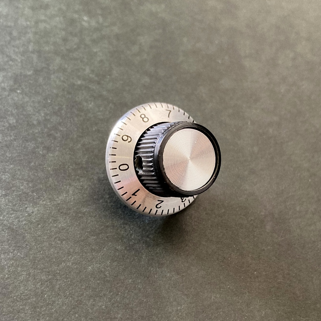 【ピンバッジ】ダイヤル型ツマミピンバッジ・ SKBダイヤル