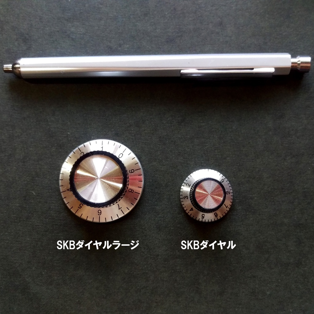 【ピンバッジ】ダイヤル型ツマミピンバッジ・ SKBダイヤルラージ