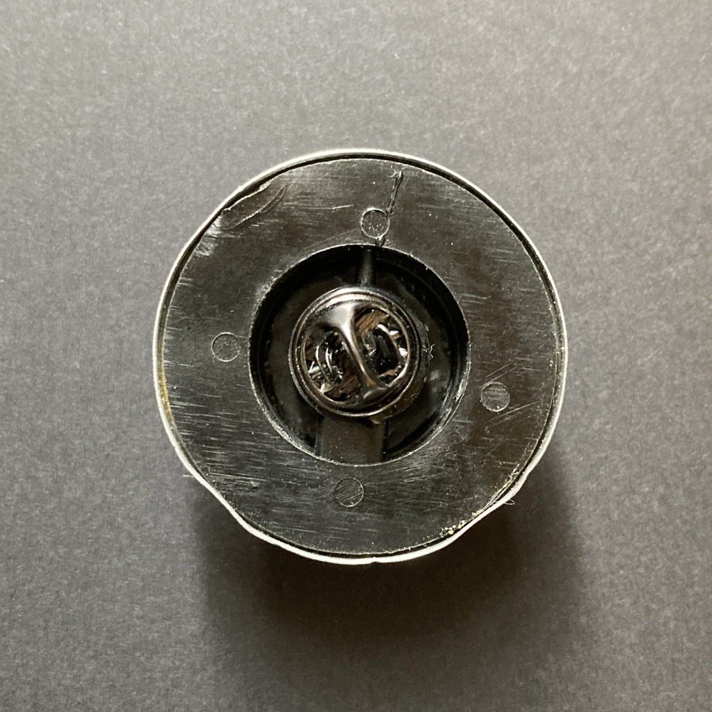 【ピンバッジ】ダイヤル型ツマミピンバッジ・ SKBダイヤルラージ