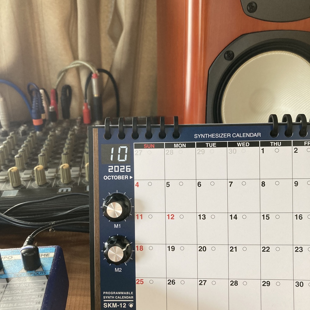 【2026年カレンダー】シンセカレンダー SKM-12 月ごとのシンセ 卓上・マグネット