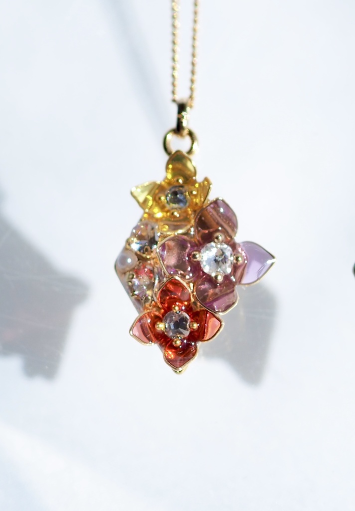 マテンロクロスフラワー　ネックレス（菱形）ゴールド