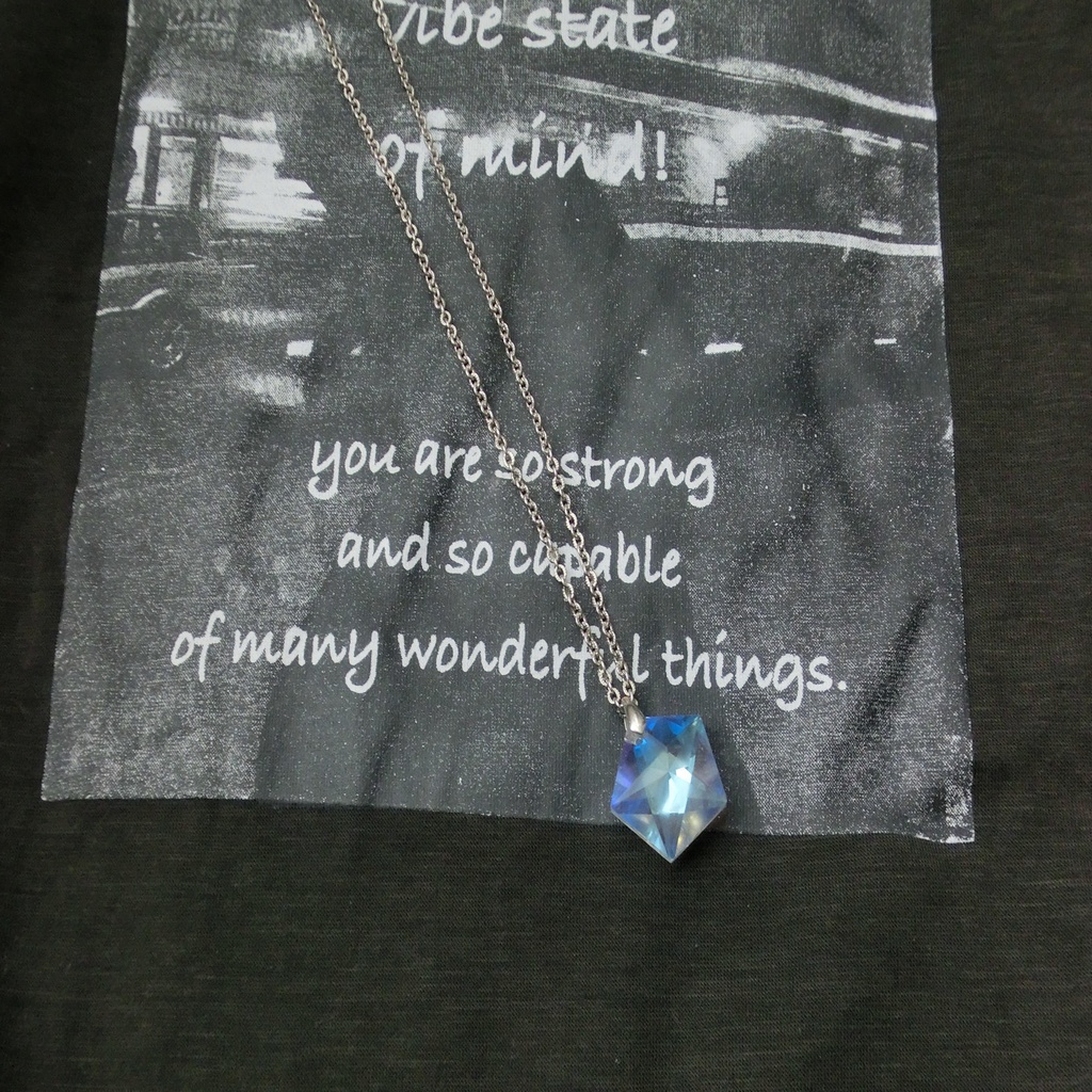 五芒星 ロングネックレス 七色 クリスタル 一転もの