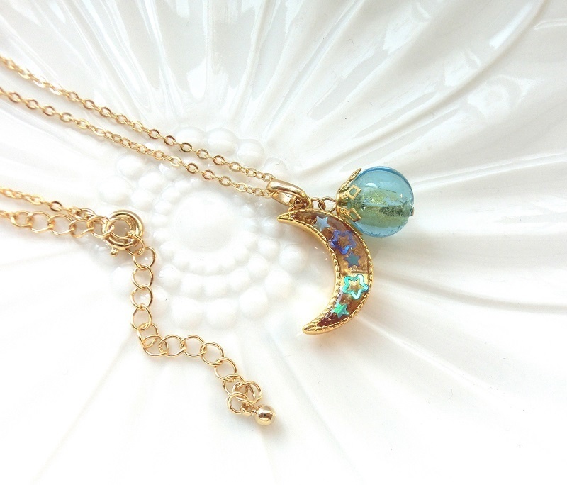 月の中のクリアな星空ネックレス とんぼ玉