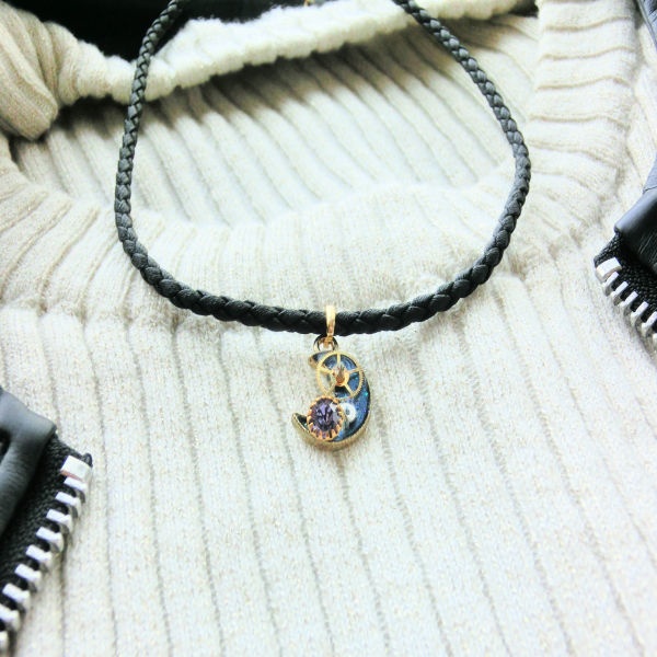 神秘の宇宙 月と歯車 ヴィンテージスワロフスキー レザーチョーカー 一点もの NO104