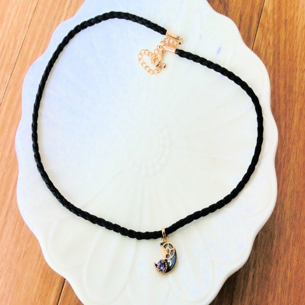 神秘の宇宙 月と歯車 ヴィンテージスワロフスキー レザーチョーカー 一点もの NO104