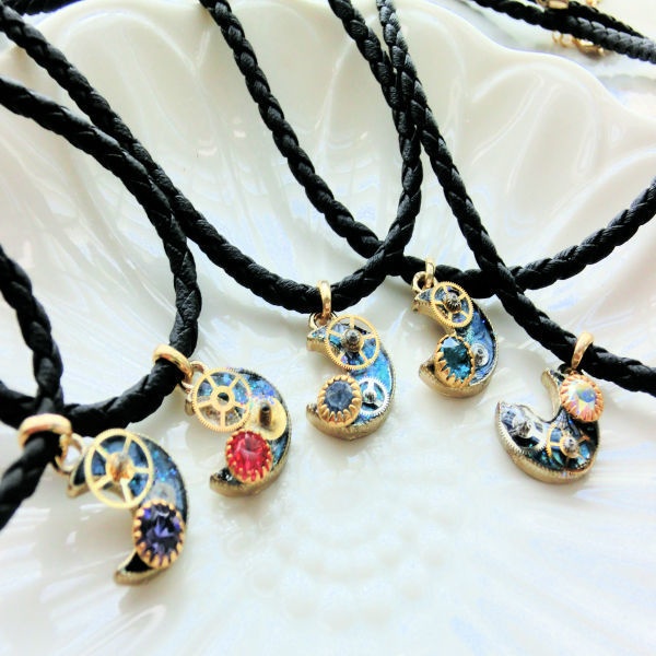 神秘の宇宙 月と歯車 ヴィンテージスワロフスキー レザーチョーカー 一点もの NO104