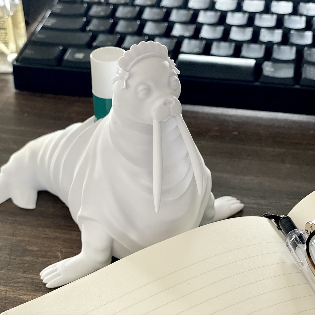 ヘッドドレスをつけたセイウチのマルチスタンド|3Dプリントデータ(STL)