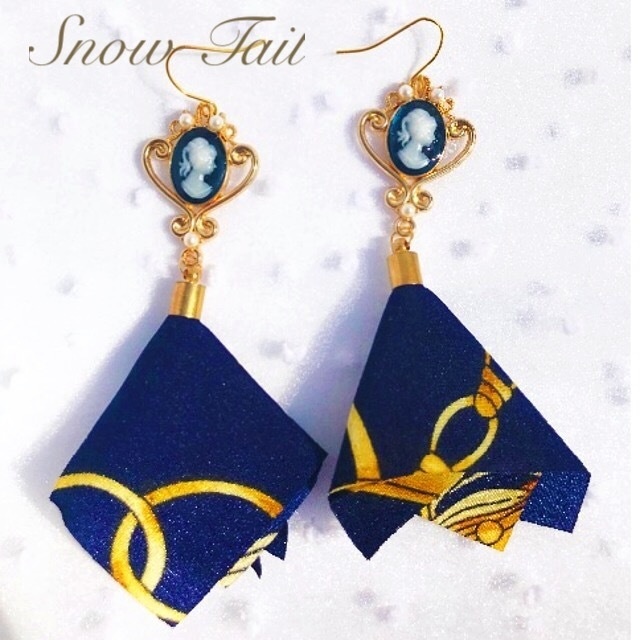 ハンドメイド カメオスカーフタッセルピアス ネイビー Snow Tail 秋冬アクセsale中 Booth