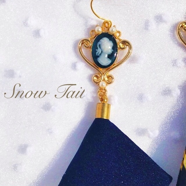 ハンドメイド:カメオスカーフタッセルピアス(ネイビー)