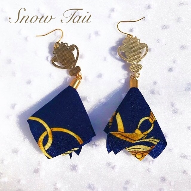 ハンドメイド:カメオスカーフタッセルピアス(ネイビー)