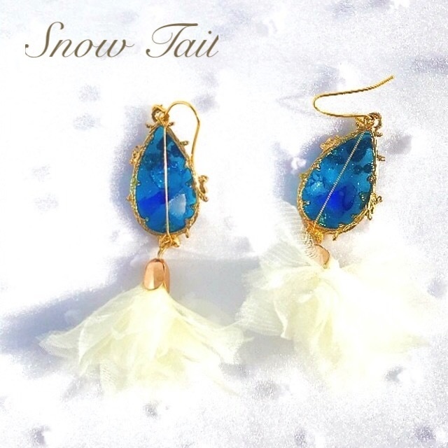 ハンドメイド:青いカレットとチュールタッセルのピアス