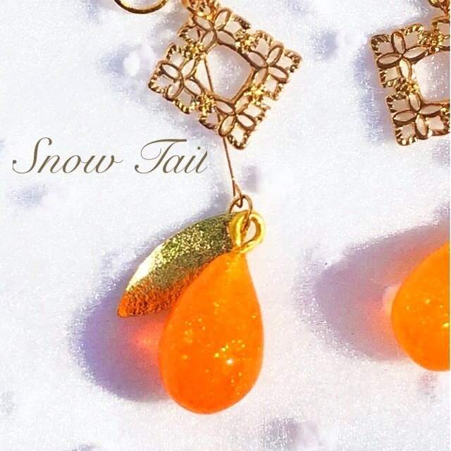 【SALE】ハンドメイド:キラキラオレンジ色の木の実イヤリング