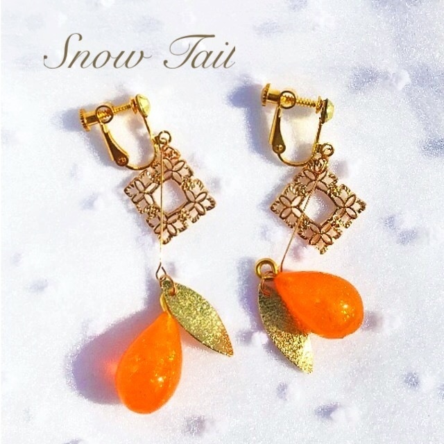 【SALE】ハンドメイド:キラキラオレンジ色の木の実イヤリング