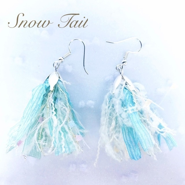 ハンドメイド 引き揃え糸タッセル耳飾り 水色 Snow Tail 秋冬アクセsale中 Booth