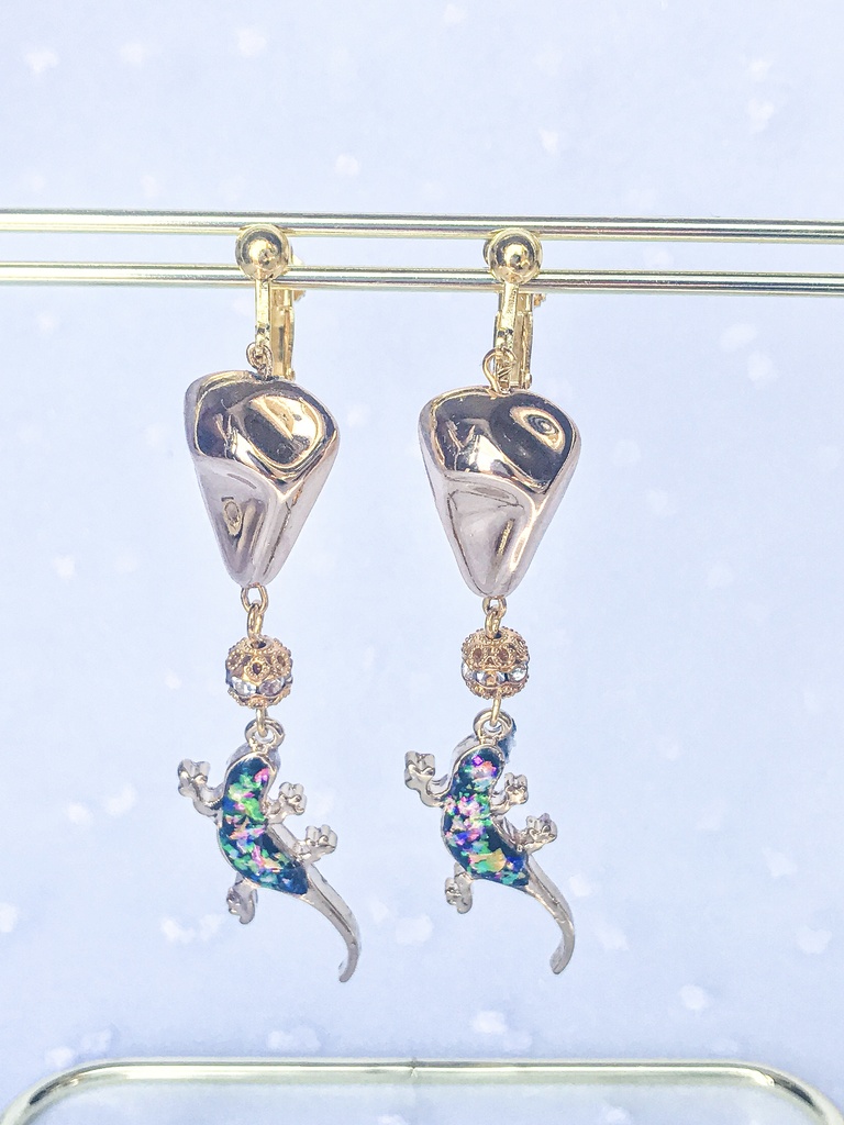 ハンドメイド: 黒トカゲの色変幻耳飾り