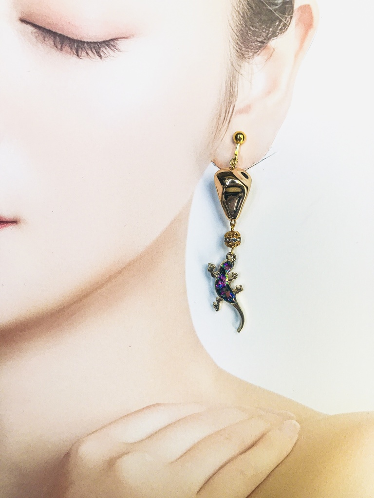 ハンドメイド: 黒トカゲの色変幻耳飾り