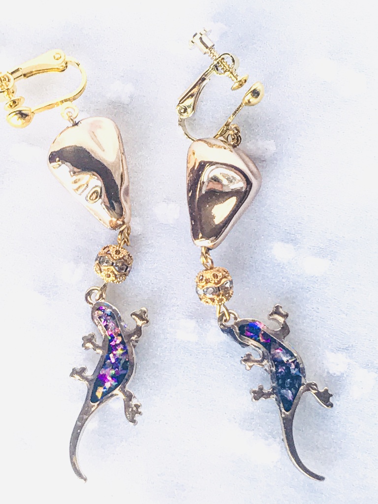 ハンドメイド: 黒トカゲの色変幻耳飾り