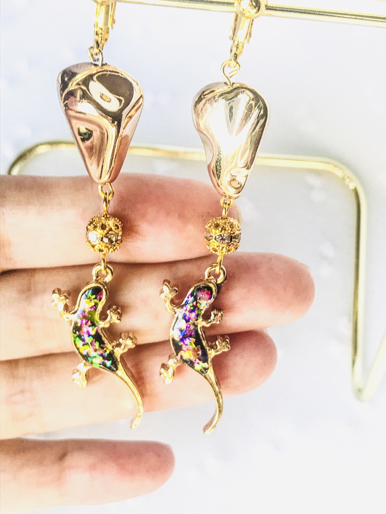 ハンドメイド: 黒トカゲの色変幻耳飾り