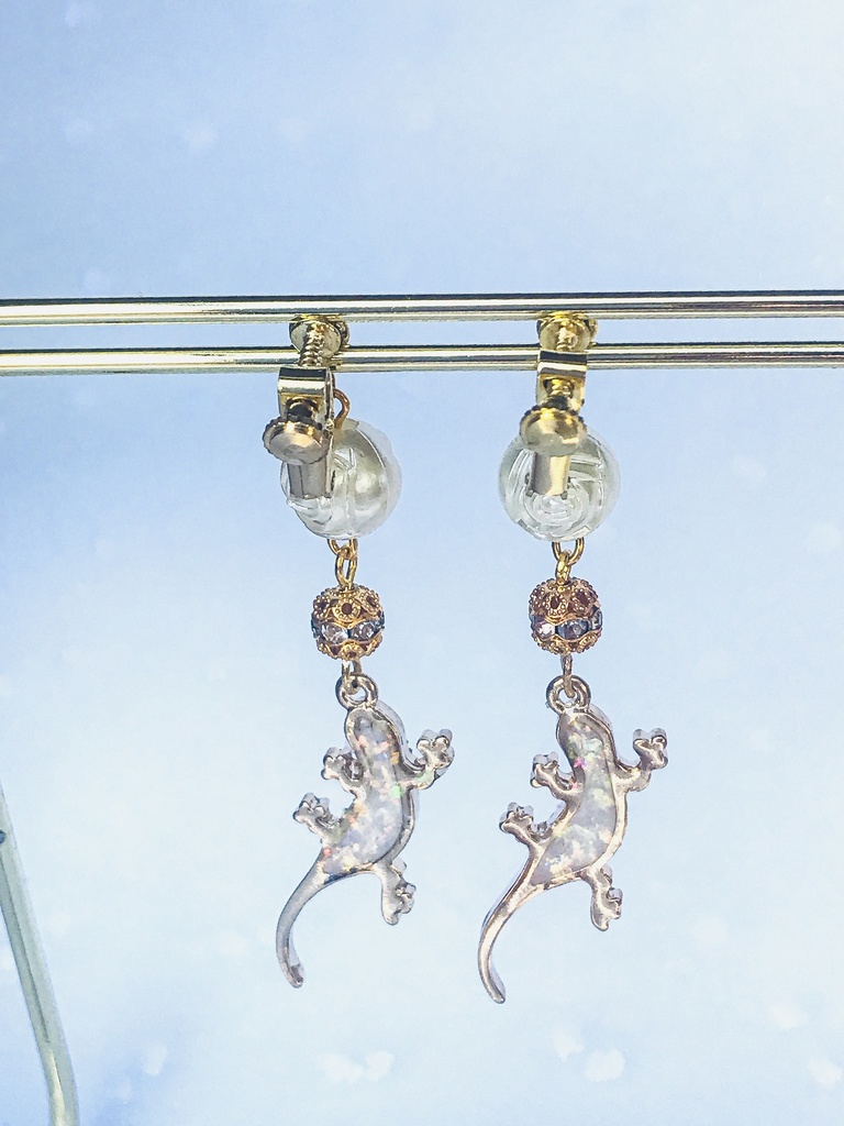 ハンドメイド:煌めきホワイトトカゲの耳飾り